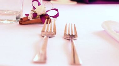 Düğün dekorasyon beyaz ve mor çiçek ve mum