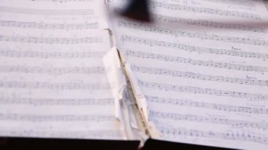 Çello üzerinde notlar önce çalan müzisyen