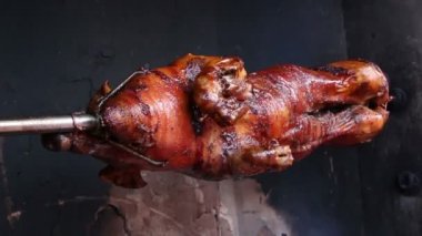 kavrulmuş domuz üzerinde şiş