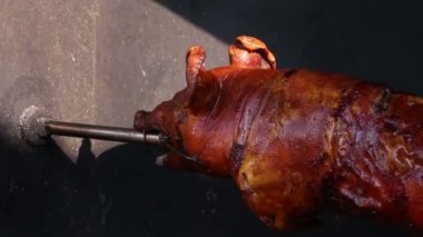 kavrulmuş domuz üzerinde şiş