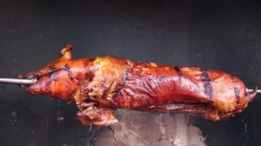 kavrulmuş domuz üzerinde şiş