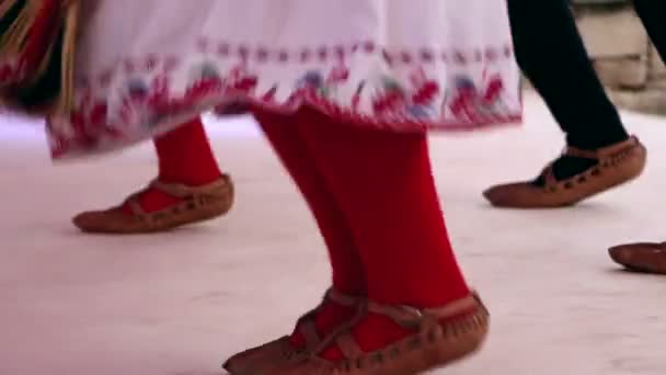 Βούλγαροι χορευτές παραδοσιακά παίζουν σε όμορφα κοστούμια, πόδια μόνο — Αρχείο Βίντεο