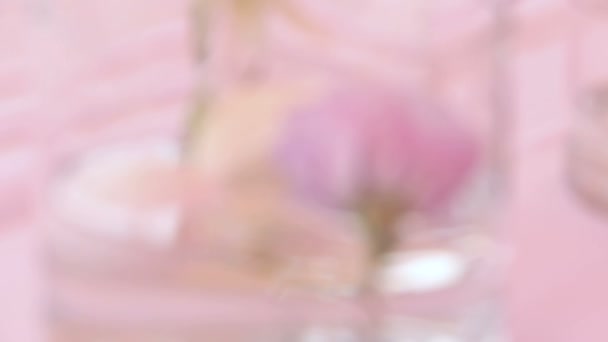 Весільна прикраса з білими та фіолетовими квітами та свічками — стокове відео