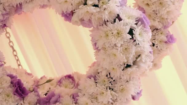 Bruiloft decoratie met wit en paarse bloemen en kaarsen — Stockvideo