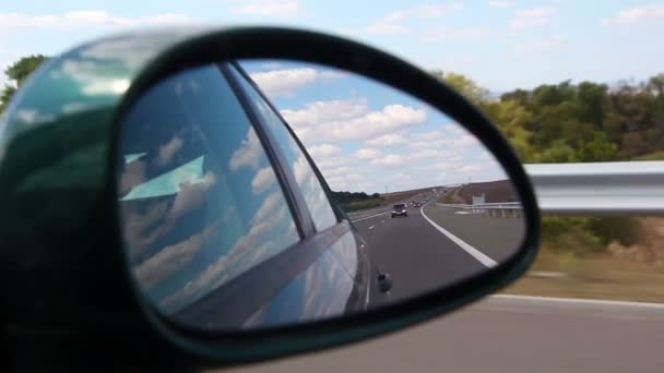 Automotive - snelweg uitzicht op kant spiegel van een auto — Stockvideo