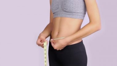 Güzel kadın mükemmel beline ölçme