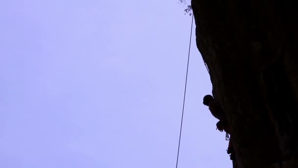 Silhouette eines Bergsteigers — Stockvideo