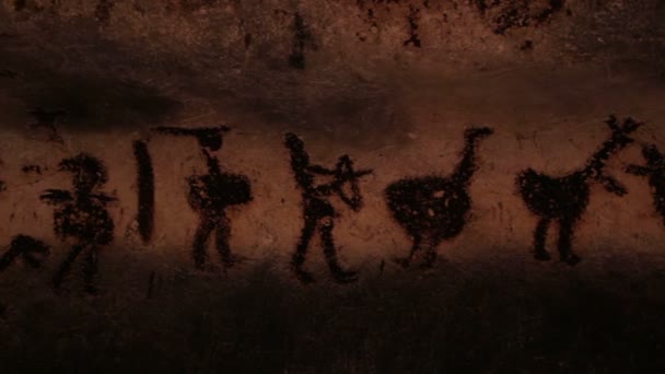 Auténticas pinturas rupestres de 7000 años de antigüedad de la cueva de Magura, Bulgaria. Algunas de las pinturas tienen 7000 años . — Vídeos de Stock