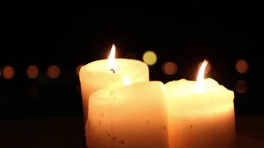 Gece açık havada mumlar yanan