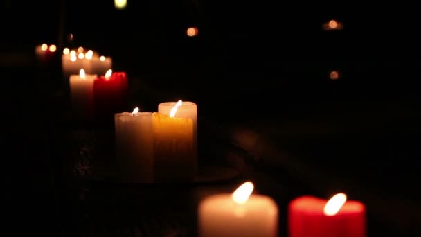 Candele accese di notte all'aperto — Video Stock