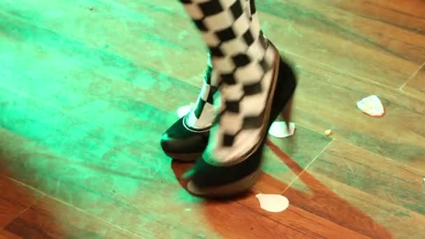 Fötter av Go-Go dansare flickor på disco — Stockvideo