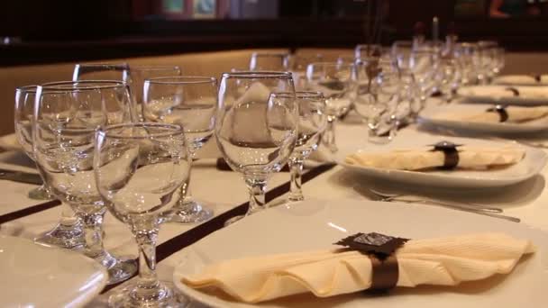 Gedecoreerde tafel in een restaurant, dolly — Stockvideo
