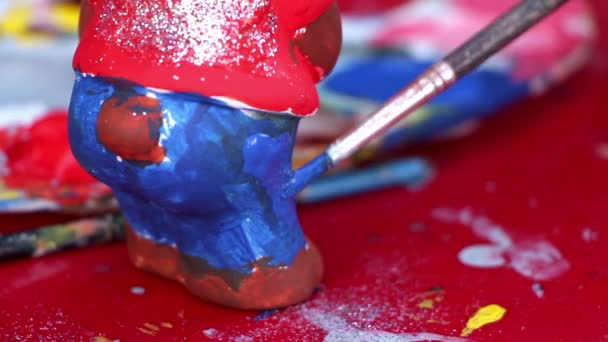 Jeune fille peinture sur une figure en céramique — Video