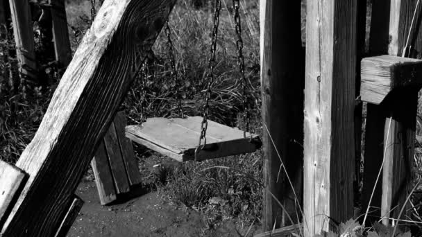 Vidéo en noir et blanc de swing cassé vide, concept d'enfant abandonné — Video