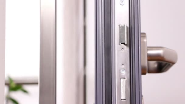Міжкімнатні двері з ефективним дизайном — стокове відео