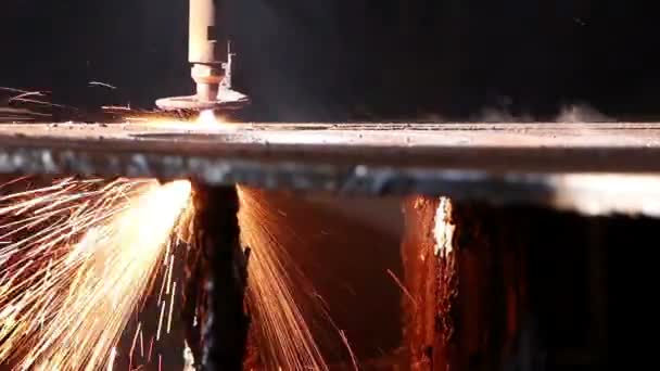 Industria pesante - Il laser industriale taglia una lamiera — Video Stock