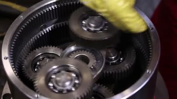 Heavy industry - Electric motor assembling, how it made. A motor that converts electricity to mechanical work — Stockvideo