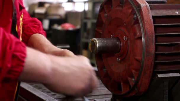 Schwerindustrie - Montage von Elektromotoren, wie sie hergestellt wurde. ein Motor, der Strom in mechanische Arbeit umwandelt — Stockvideo