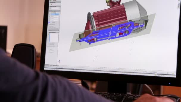 Um engenheiro desenvolvendo modelo 3D de motor elétrico em uma fábrica de motores elétricos . — Vídeo de Stock