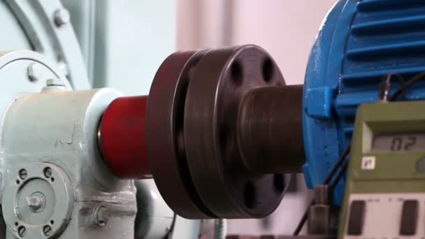 Тяжелая промышленность - тестирование двигателей в лаборатории — стоковое видео