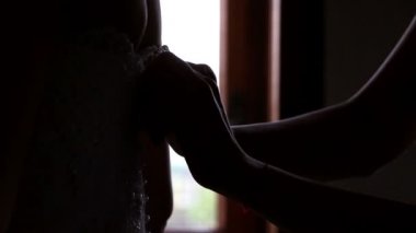 Eller gelinin elbise düğün töreni için ayarlama