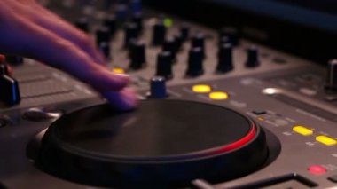 Bir gece kulübünde çalışan dj