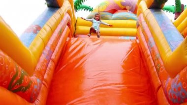 Genç kız şişme oyun parkında eğleniyor