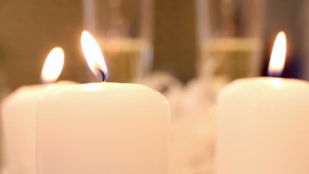 Mesa de casamento decorada com velas e flores — Vídeo de Stock