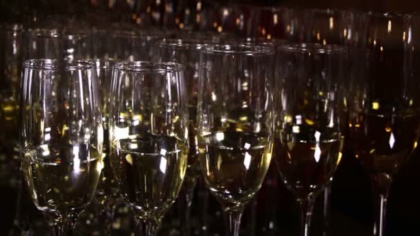 Lunettes avec champagne prêtes pour une fête — Video