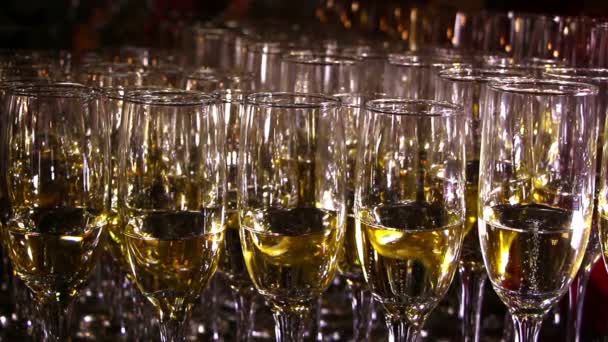 Bicchieri con champagne pronti per una festa — Video Stock