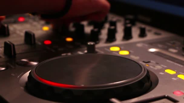 DJ werken in een night club — Stockvideo