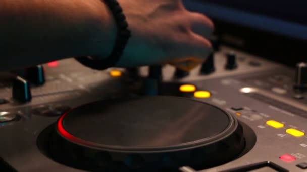 DJ werken in een night club — Stockvideo