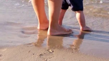 Sahilde ilk adımlar oğlunun yardım anne