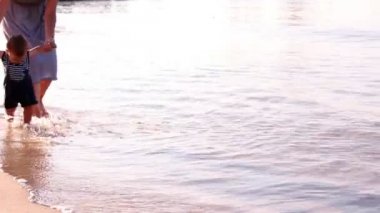 Sahilde ilk adımlar oğlunun yardım anne