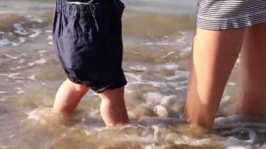 Sahilde ilk adımlar oğlunun yardım anne