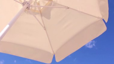 Mavi gökyüzü beyaz şemsiye