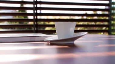 Güneşlikler pavilion Tarih Dergisi ve kahve Kupası bir tablo üzerinden gölge atmak