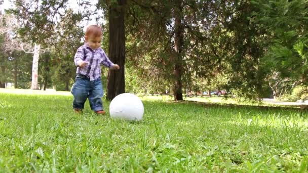 Schattige kleine jongen spelen met voetbal ondersteund door zijn moeder — Stockvideo