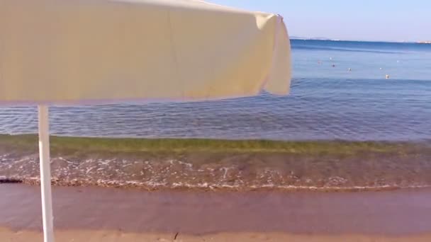 Paraguas en la hermosa playa — Vídeo de stock