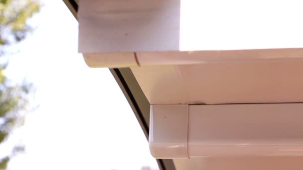 Perguli - licht automatische daksysteem voor terrassen, restaurants, kantoren, barbecues, zwembaden — Stockvideo