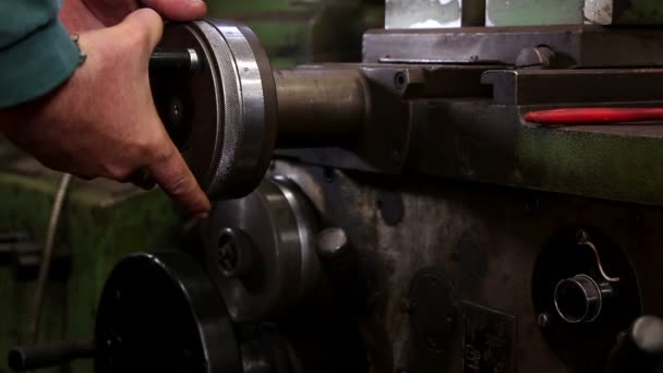 Тяжелая промышленность - Механическая обработка, токарный станок — стоковое видео