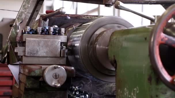 Heavy industry - Mechanical treatment, lathe machine — Stock Video