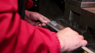 bir mühendis bir parça kontrol