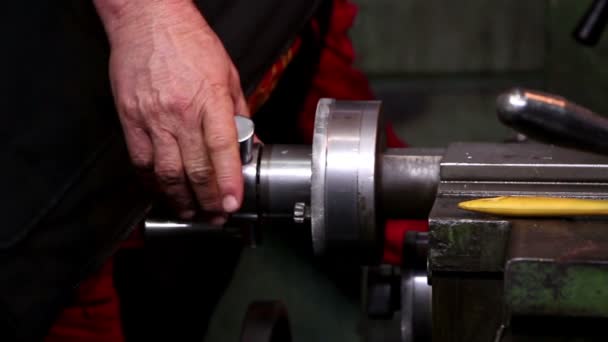 Schwerindustrie - mechanische Bearbeitung, Drehmaschine — Stockvideo