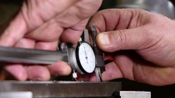 Een ingenieur controleert een werkstuk — Stockvideo