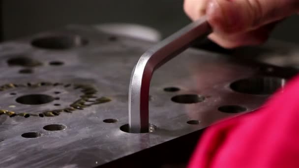 Zware industrie - mechanische behandeling, op machine te drukken — Stockvideo