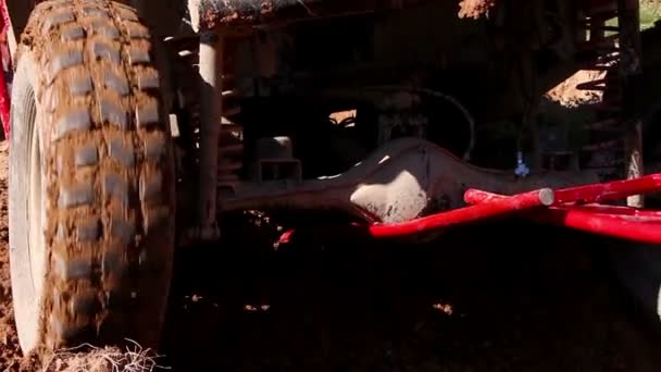 Extrême hors route près de voiture méconnaissable 