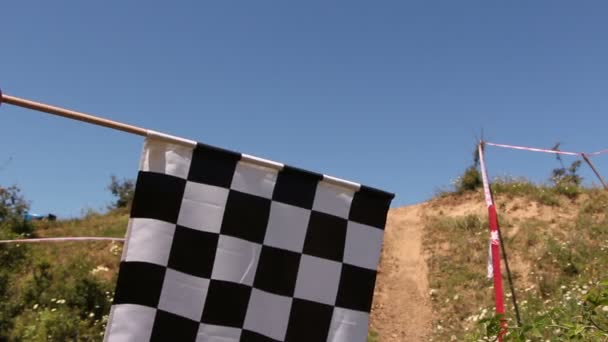 Flagga ger start av en extrem off road konkurrens — Stockvideo