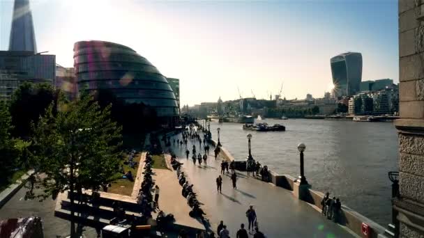 Tiempo transcurrido desde Tower Bridge hasta el ayuntamiento de Londres y el río Támesis, puesta de sol — Vídeos de Stock