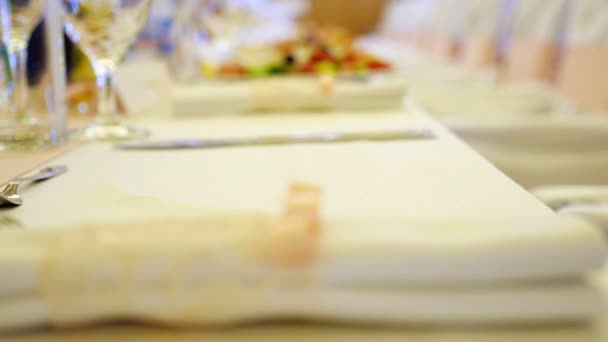 Som serverar en tallrik med sallad på ett bröllop bord — Stockvideo